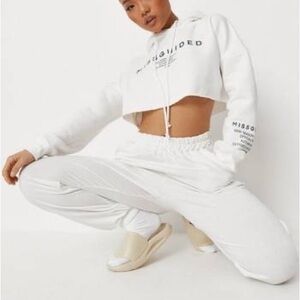 PETITE MISSGUIDED BRANDED
CROPPED HOODIE
CREAM